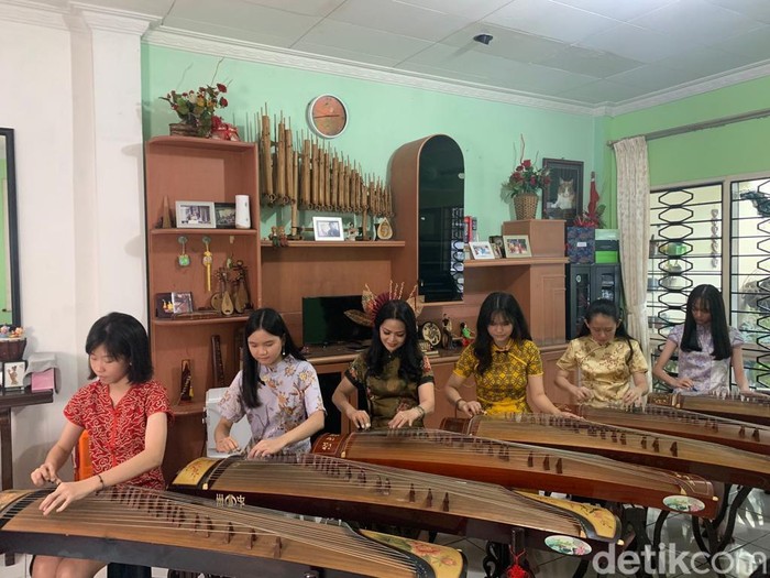 Pemain Guzheng saat latihan di Jade Music Academy Medan. (Kartika Sari/detikSumut)
