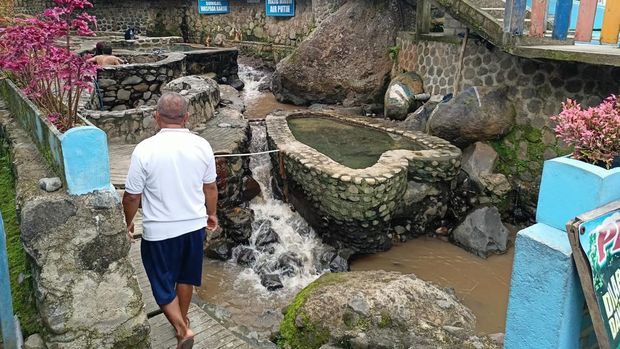 Pemandian air panas Tirta Husada yang berada di Desa Wagir Lor, Kecamatan Ngebel, Ponorogo