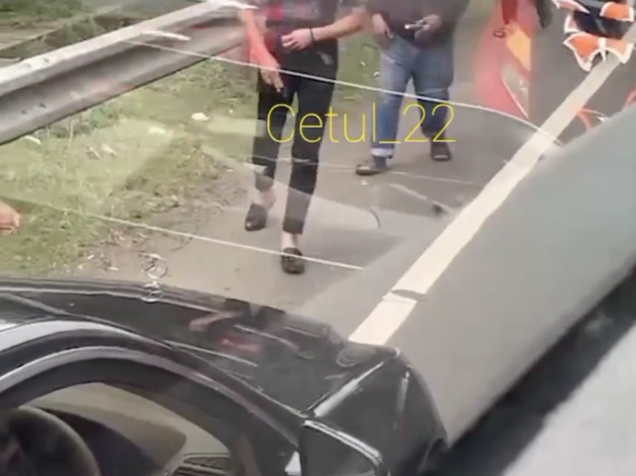 Pemobil pelat RFS diduga kokang senjata