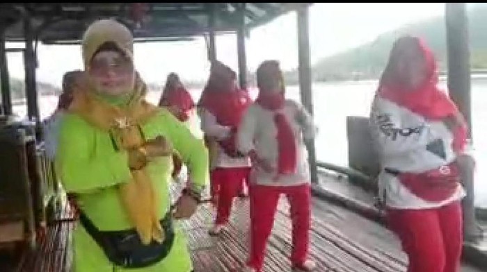 Penampakan emak-emak yang senam di Masjid Apung Pacitan