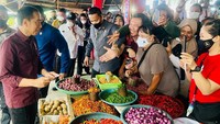 Selain itu, momen berkunjung ke pasar juga dimanfaatkan Presiden untuk mengecek harga-harga sembako.