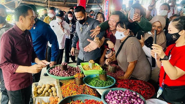Penampakan Jokowi Jalan Kaki Sambil Bagi-bagi Kaus di Pasar Airmadidi Presiden Jokowi mengunjungi Pasar Airmadidi di Minahasa Utara, Sulut, hari ini, Kamis (19/1). Warga langsung antusias.