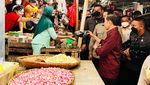 Penampakan Jokowi Jalan Kaki Sambil Bagi-bagi Kaus di Pasar Airmadidi