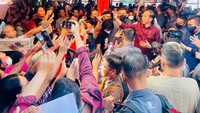 Pada saat akan memasuki mobil untuk melanjutkan perjalanan, tampak ribuan masyarakat memenuhi jalan.