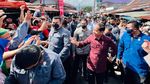 Penampakan Jokowi Jalan Kaki Sambil Bagi-bagi Kaus di Pasar Airmadidi