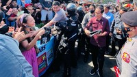 Setelah berjalan kaki selama 30 menit, Presiden memasuki kendaraan untuk melanjutkan perjalanan menuju Bendungan Kuwil Kawangkoan.
