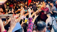 Turut mendampingi Presiden saat mengunjungi Pasar Airmadidi yaitu Sekretaris Kabinet Pramono Anung, Menteri Pekerjaan Umum dan Perumahan Rakyat Basuki Hadimuljono, Gubernur Sulawesi Utara Olly Dondokambey, dan Bupati Minahasa Utara Joune J. E. Ganda.