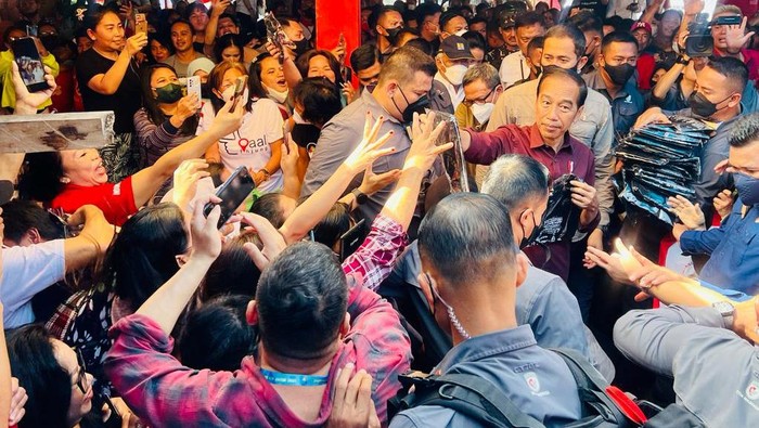 Presiden Jokowi mengunjungi Pasar Airmadidi di Minahasa Utara, Sulut, hari ini, Kamis (19/1). Warga langsung antusias.