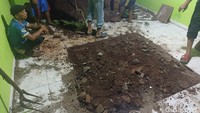 Lubang di salah satu kontrakan di Desa Kertajaya Kecamatan Ciranjang Cianjur yang menjadi tempat dikuburnya korban Farida