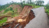 Adapun panjang kerusakan jalan yang rusak sudah mencapai 200 meter dengan kedalaman lebih dari 50 meter.  