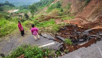 Warga melihat tanah yang longsor di Dusun Bandungan, Desa Kalongan, Kecamatan Ungaran Timur, Kabupaten Semarang, Jawa Tengah, Rabu (18/1/2023).