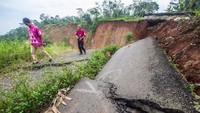 Berdasarkan hasil kajian Departemen Teknik Geologi Tim Universitas Diponegoro (Undip), dampak pergerakan tanah masih berpotensi meluas hingga radius 100 meter dari titik longsor saat ini.