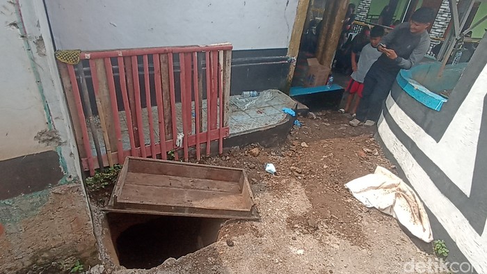 Penampakan lubang kuburan jenazah korban WWN dan S di Kampung Babakan Mande, Desa Gunungsari, Kecamatan Ciranjang, Cianjur