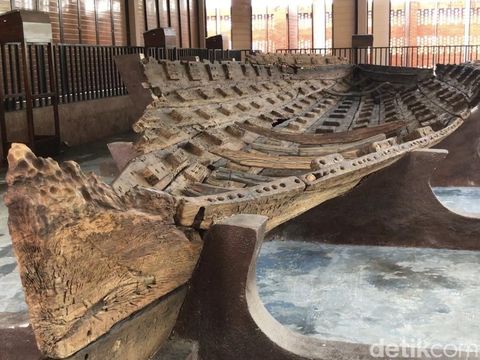 Penampakan perahu kuno yang ditemukan di Desa Punjulharjo, Rembang, pada 2008.