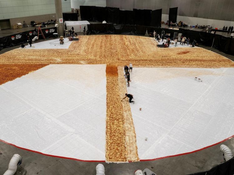 Penampakan Pizza Seribu Meter Coba Pecahkan Rekor Dunia