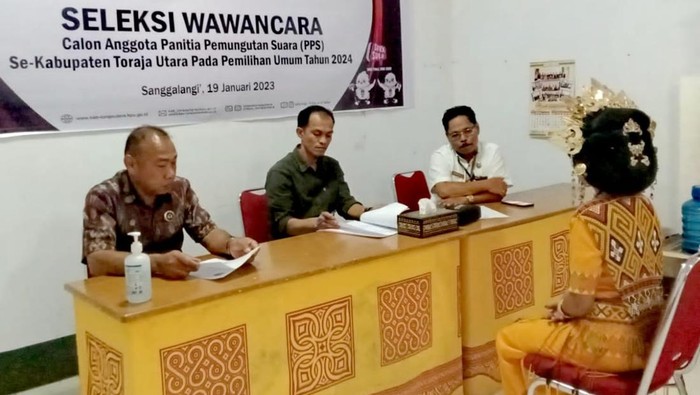 Pengantin wanita di Toraja Utara memakai baju adat Toraja saat tes wawancara seleksi PPS.