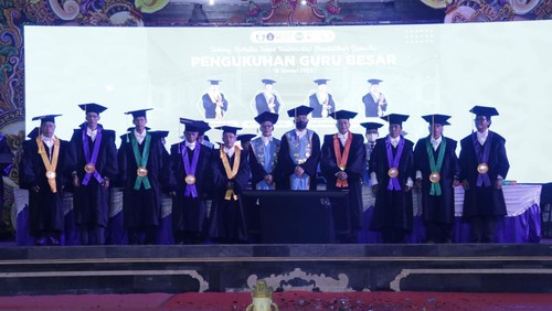 Pengukuhan Guru Besar Universitas Pendidikan Ganesha (Undiksha) di Auditorium Undiksha Singaraja, Kamis (19/1/2023). (Made Wijaya Kusuma)