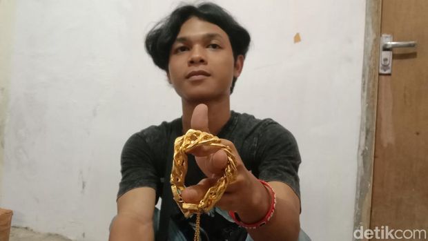 Perajin perhiasan emas imitasi di Kabupaten Indramayu