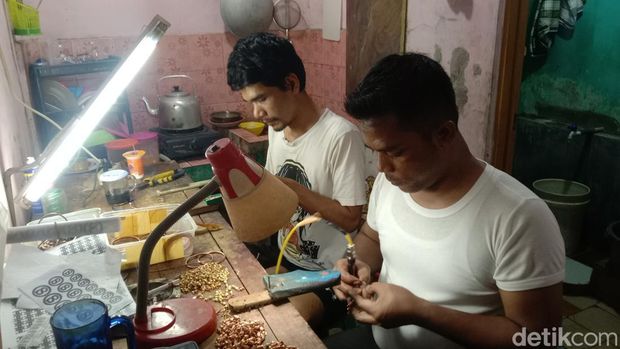 Perajin perhiasan emas imitasi di Kabupaten Indramayu