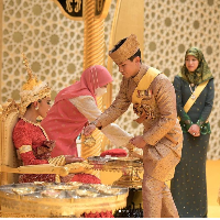 Dalam foto yang diunggah Pangeran Abdul Mateen tampak putra Sultan Hassanal Bolkiah itu menuangkan bedak ke tangan kakaknya. Foto: Dok. Instagram @tmski,