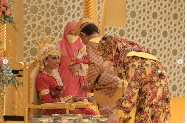 Ini adalah momen Putri Azemah Ni’matul Bolkiah menjalani  majlis istiadat berbedak. Momen pernikahan Putri Azemah ini diunggah oleh adiknya Pangeran Abdul Mateen.  Foto: Dok. Instagram @tmski,