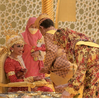 Ini adalah momen Putri Azemah Ni’matul Bolkiah menjalani  majlis istiadat berbedak. Momen pernikahan Putri Azemah ini diunggah oleh adiknya Pangeran Abdul Mateen.  Foto: Dok. Instagram @tmski,
