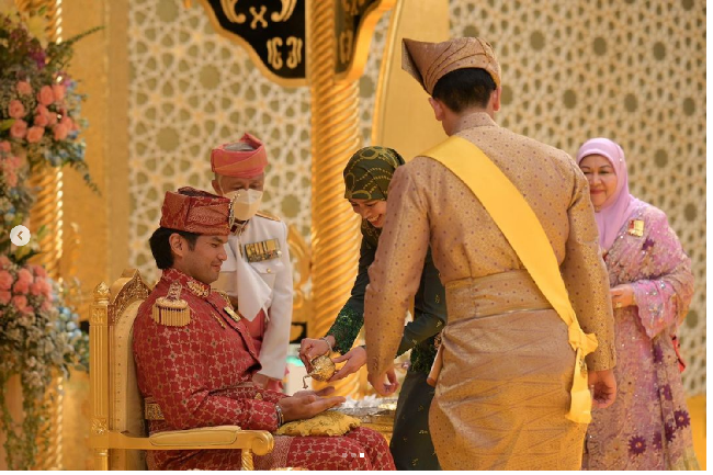 Majlis Istiadat Berbedak adalah rangkaian upacara pernikahan di mana calon pengantin menerima taburan bedak di tangan dari keluarga, kerabat hingga ulama.  Foto: Dok. Instagram @tmski,