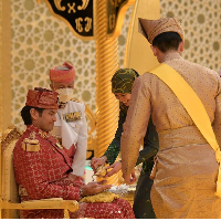 Majlis Istiadat Berbedak adalah rangkaian upacara pernikahan di mana calon pengantin menerima taburan bedak di tangan dari keluarga, kerabat hingga ulama.  Foto: Dok. Instagram @tmski,