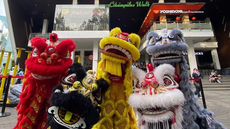 Pertunjukkan barongsai Imlek 2023 di Mal Ciwalk Bandung. Pertunjukkan barongsai Imlek 2023 di Mal Ciwalk Bandung.