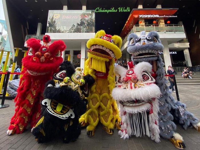 Pertunjukkan barongsai Imlek 2023 di Mal Ciwalk Bandung.
