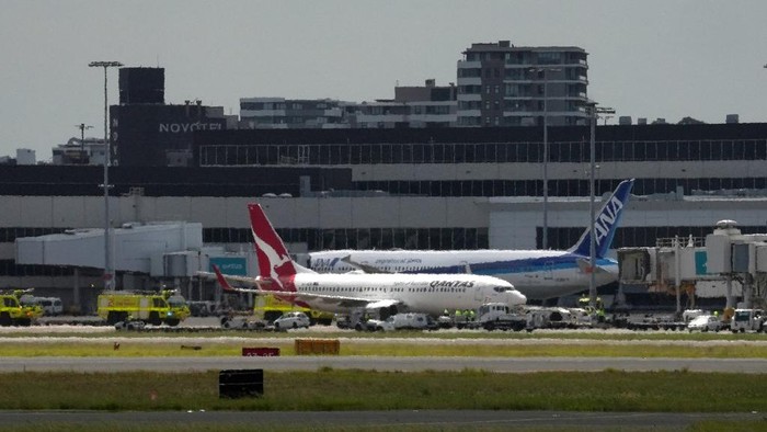 Pesawat Qantas berhasil mendarat dengan selamat setelah salah satu mesinnya bermasalah. Pesawat yang membawa 145 penumpang itu mendarat di bandara Sydney, Rabu (18/1) sore.