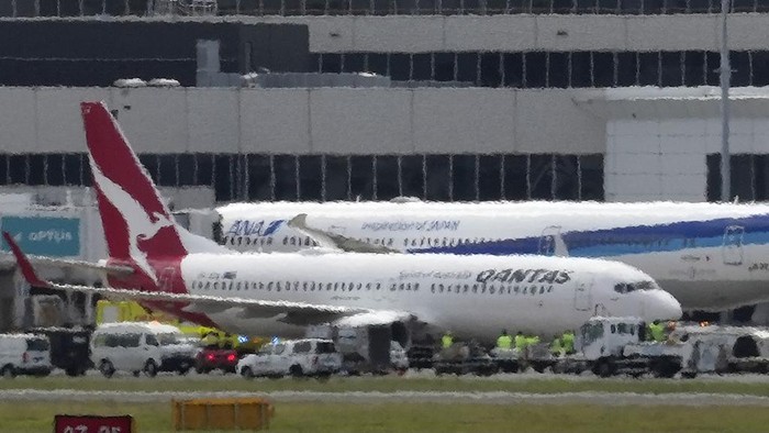Pesawat Qantas berhasil mendarat dengan selamat setelah salah satu mesinnya bermasalah. Pesawat yang membawa 145 penumpang itu mendarat di bandara Sydney, Rabu (18/1) sore.