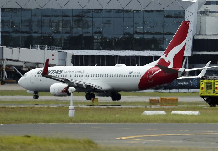Pesawat Qantas berhasil mendarat dengan selamat setelah salah satu mesinnya bermasalah. Pesawat yang membawa 145 penumpang itu mendarat di bandara Sydney, Rabu (18/1) sore.