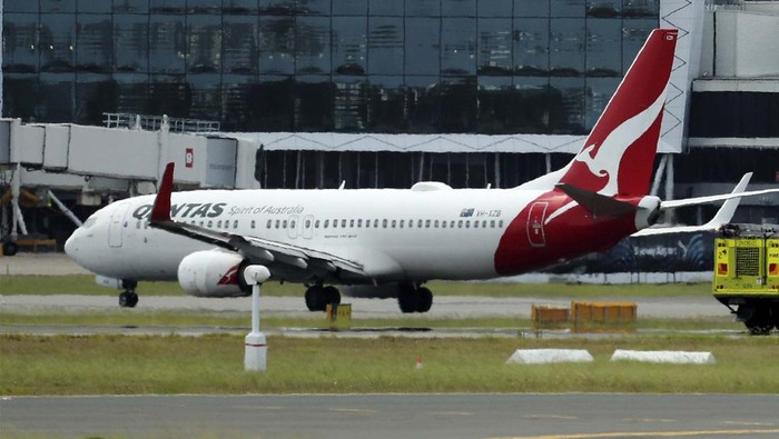 Pesawat Qantas berhasil mendarat dengan selamat setelah salah satu mesinnya bermasalah. Pesawat yang membawa 145 penumpang itu mendarat di bandara Sydney, Rabu (18/1) sore.