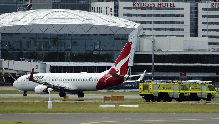 Pesawat Qantas Berhasil Mendarat Usai Terbang dengan Satu Mesin Pesawat Qantas berhasil mendarat dengan selamat setelah salah satu mesinnya bermasalah. Pesawat yang membawa 145 penumpang itu mendarat di bandara Sydney, Rabu (18/1) sore.