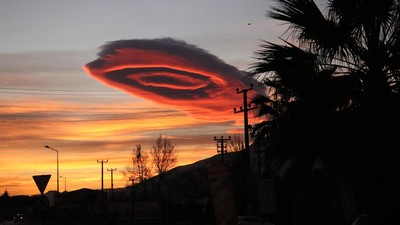 Pesona Magis Awan Berbentuk UFO yang Muncul di Langit Turki