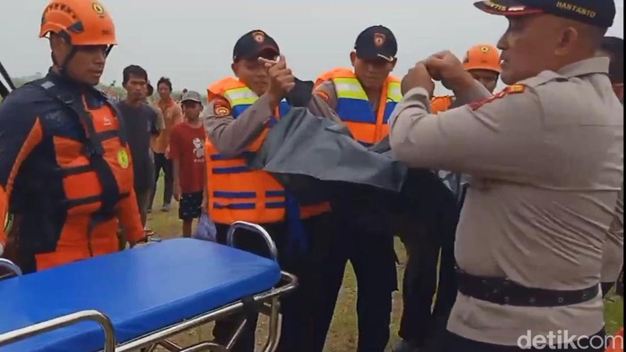 Petugas mengevakuasi mayat yang ditemukan di Sungai Sengkarang Pekalongan, Kamis (19/1/2023).
