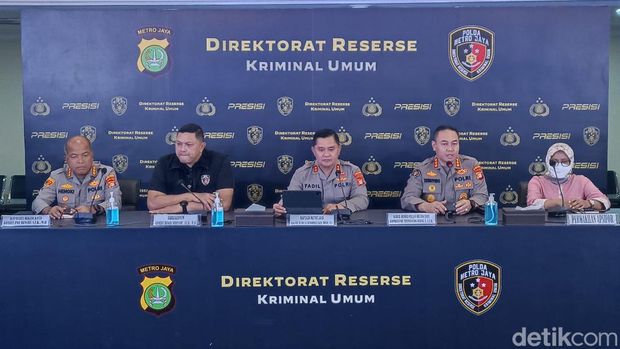 Polda Metro Jaya mengungkap kematian 3 orang sekeluarga di Bantar Gebang, Bekasi, Jabar yang tewas diduga akibat diracun (Wildan N/detikcom)