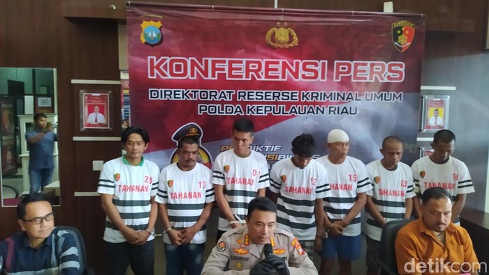 Polisi menunjukkan barang bukti pencurian besi SPM di wilayah Anambas pada Kamis (19/1/2023). (Alamudin/detikSumut)
