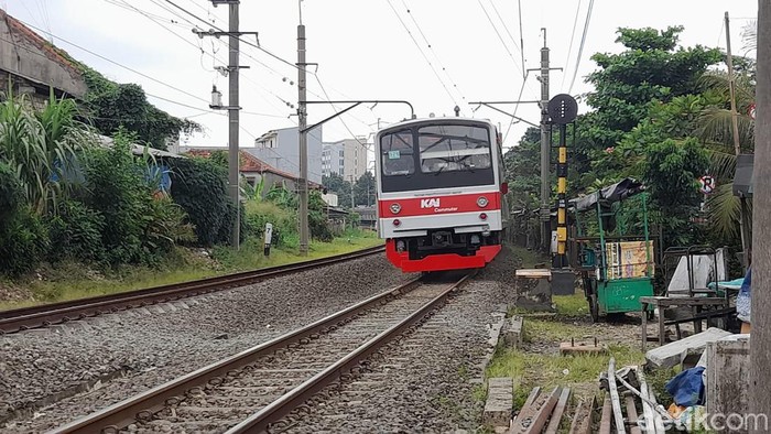 Dua polisi tertabrak kereta di Bogor, Jawa Barat. Keduanya dilaporkan tewas usai tertabrak KRL commuterline Bogor menuju Jakarta.