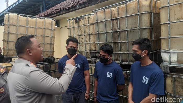 Polres Demak jumpa pers kasus penimbunan BBM subsidi jenis solar, Kamis (19/1/2023).