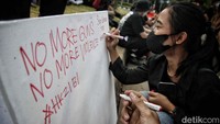Massa yang tergabung dalam berbagai aliansi meminta Presiden Joko Widodo menyelesaikan kasus pelanggaran-pelanggaran HAM.  