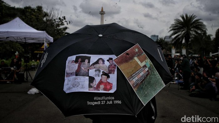 Sejumlah aktivis menggelar aksi Kamisan ke-760 di depan Istana Negara, Jakarta, Kamis (19/1/2023). Kamisan kali ini bertepatan dengan 16 tahun aksi itu.