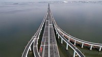 Total panjang jembatan adalah 12 kilometer. Dari total panjang itu, 4,5 kilometer di antaranya melintas di atas laut.
