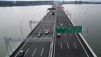 Kini warga bisa menyeberangi laut menggunakan jembatan tersebut.