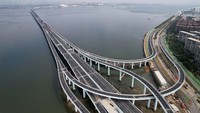 Foto udara Jembatan Xiangan di Xiamen, Fujian, China, Selasa (17/1/2023).