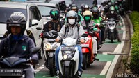 Kemacetan dikarenakan padatnya volume kendaraan. 
