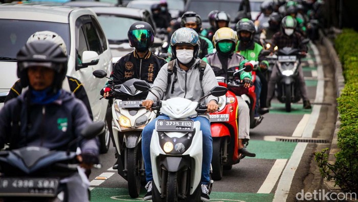 Lalin Jalan Gatot Subroto arah Semanggi, Jakarta terpantau macet, Kamis (19/1/2023). Kemacetan disebabkan padatnya volume kendaraan.
