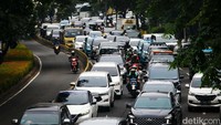 Tampak sejumlah pesepeda motor menerobos jalur TransJakarta. 