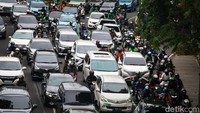 Selain itu, lalin tol Dalam Kota menuju pintu keluar gerbang tol Senayan juga macet. 